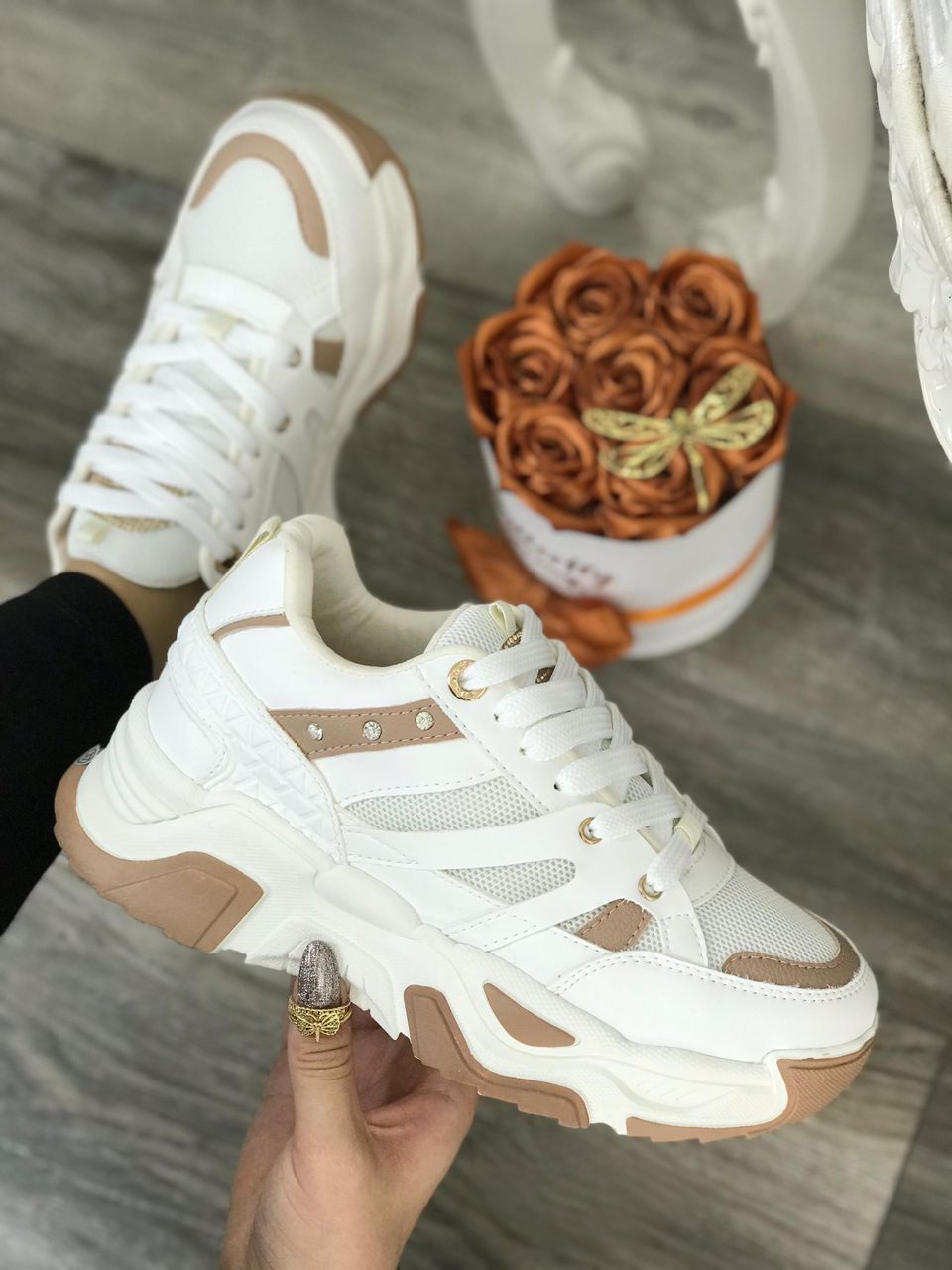 Tenis plataformas suela dentada línea lateral 3 perlas blanco y cafe 2 Tenis plataformas suela dentada línea lateral 3 perlas - Imagen 1