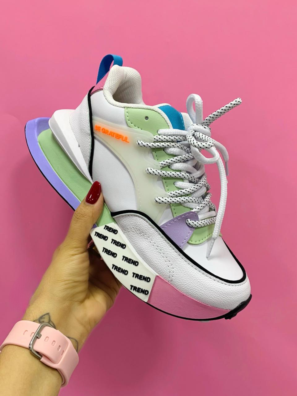 Tenis plataformas trend plantilla blanco con verde y rosa Tenis plataformas trend plantilla - Imagen 1