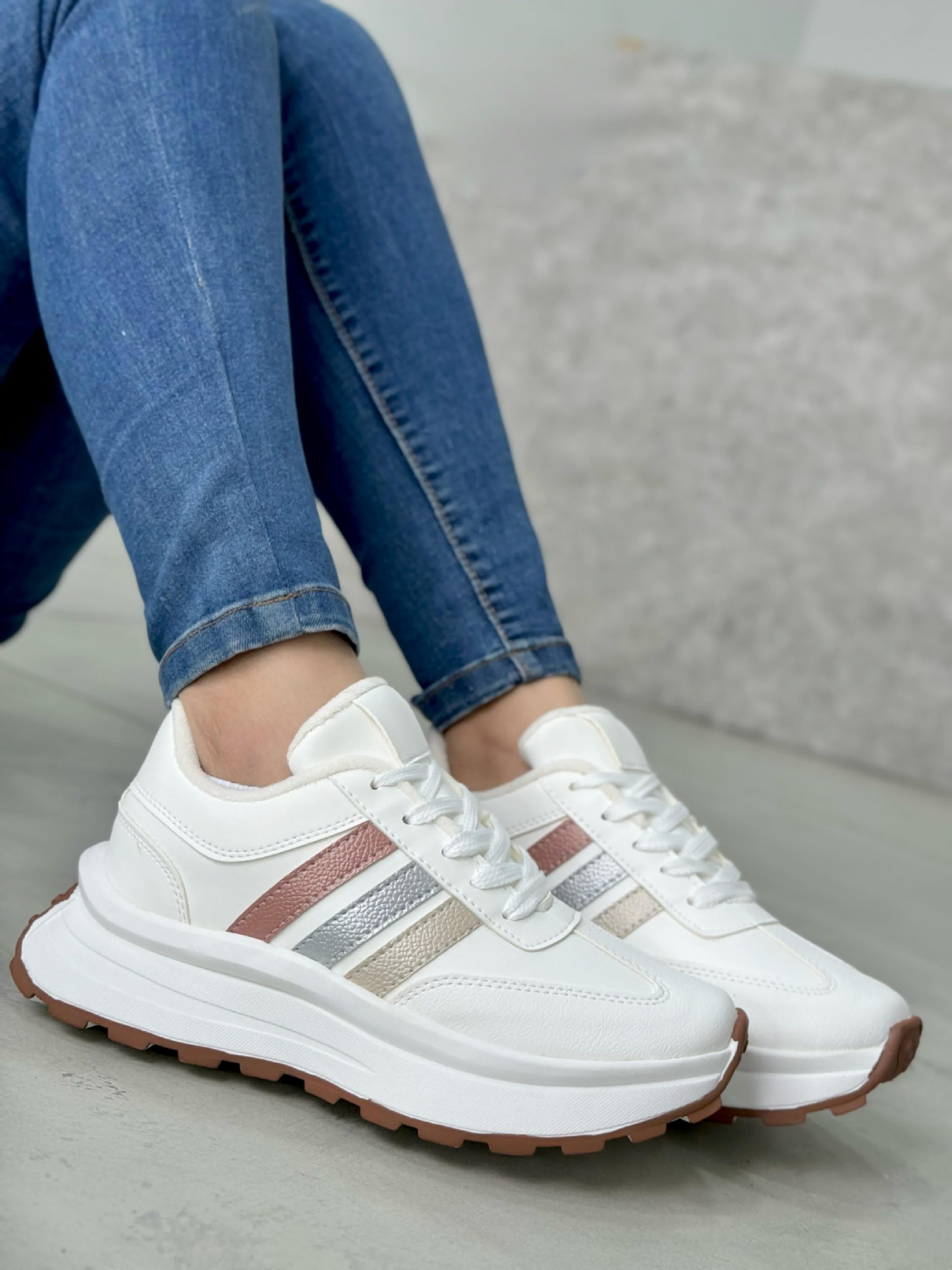 Tenis plataformas tres franjas laterales tricolor Tenis plataformas tres franjas laterales - Imagen 1